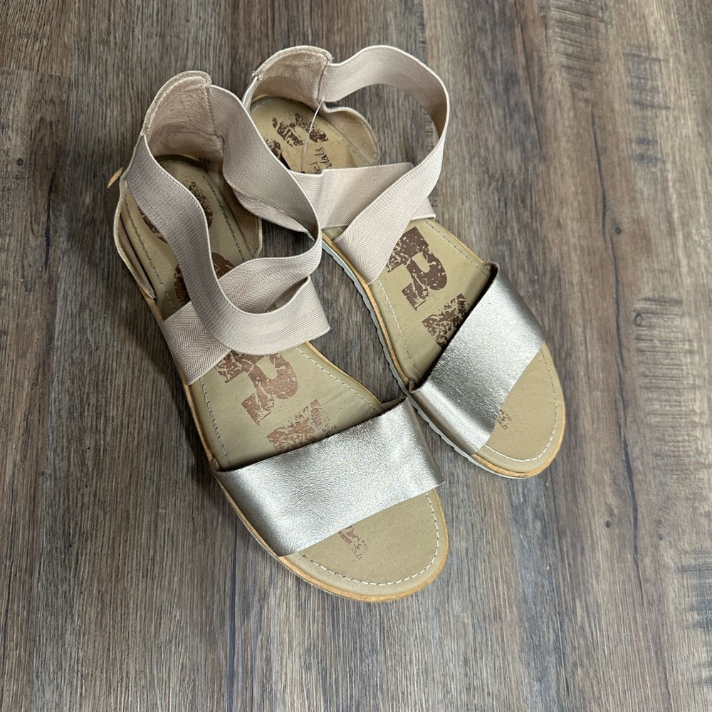 Sorel metallic strappy slip on sandals